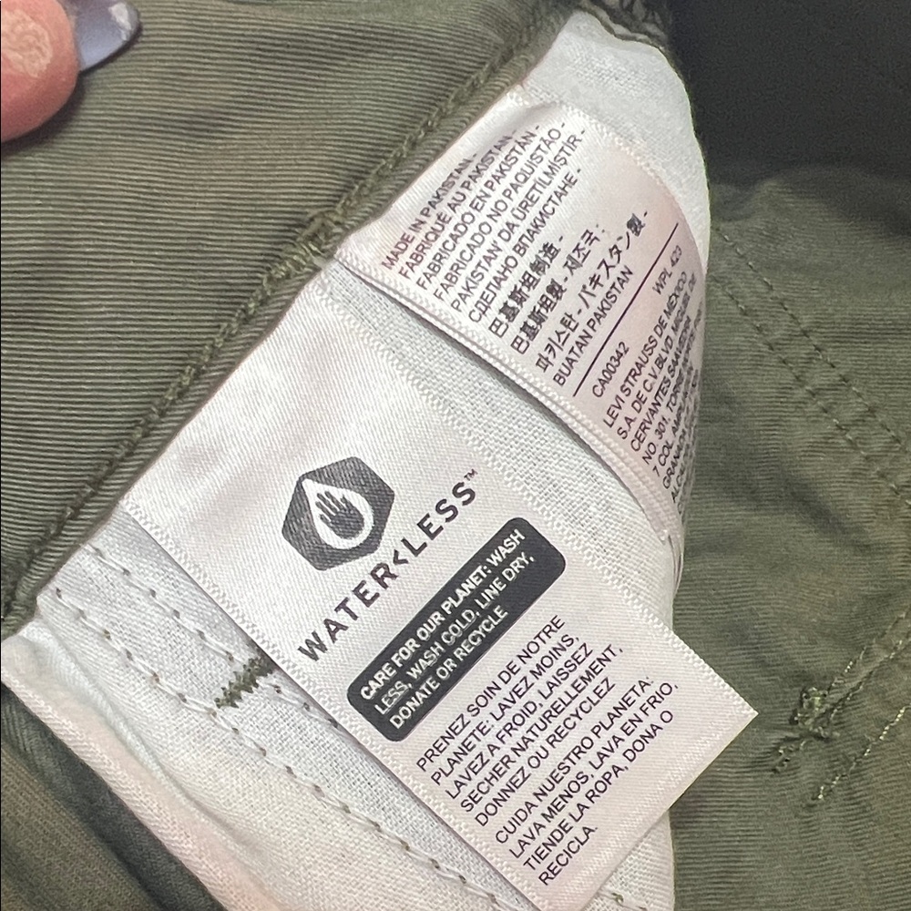 Levi's Women's Olive Straight Cargo Pants - Picture 8 of 11